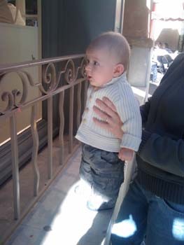 IMAGE_074.jpg - Elle est jolie la vendeuse..